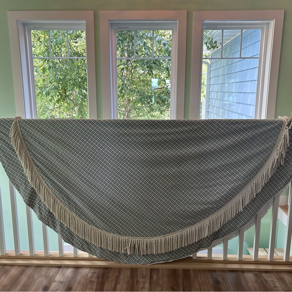 Elegant Green and Cream Throw with Fringe